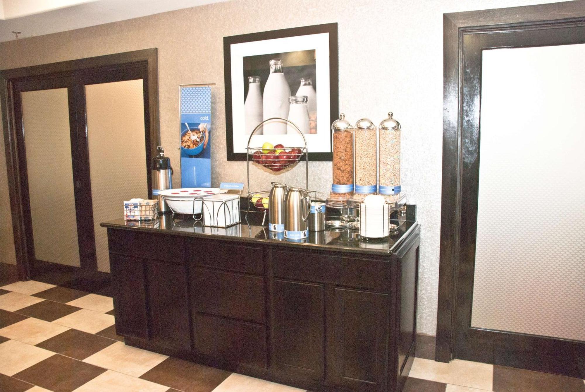 Hampton Inn Maumelle Restoran foto